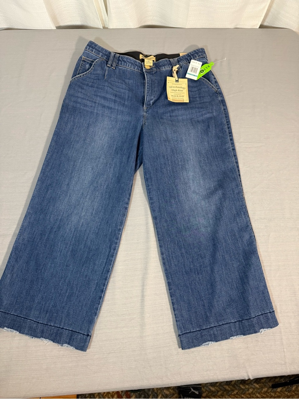 Democracy Wide-Leg Cropped Jeans in Blue Wash